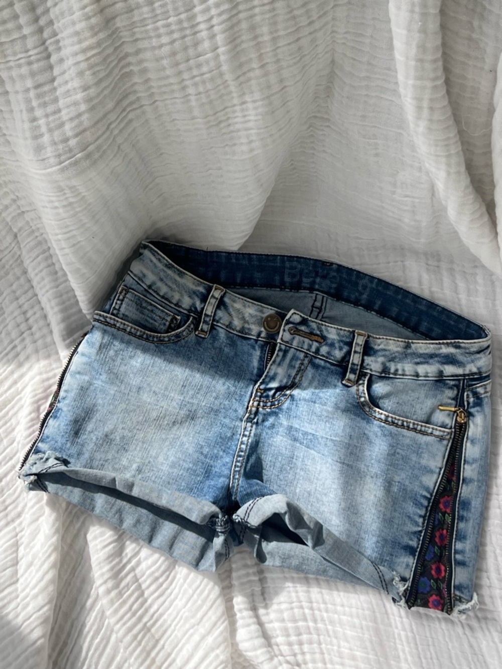 ¡Ay Güey! Denim Shorts Women Size Small Light Wash Embroidered Side Zip